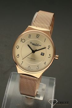 Zegarek damski różowe złoto Bruno Calvani BC3125 ROSE GOLD.  Tarcza zegarka okrągła w kolorze różowego złota z wyraźnymi cyframi czarnymi, wskazówki w kolorze czarnym. Dodatkowym atutem zegarka jest wyraźne logo (4).jpg